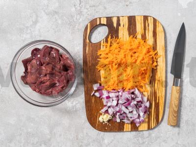 Vištienos kepenėlės su svogūnais ir morkomis Žingsnis 1