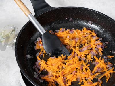 Vištienos kepenėlės su svogūnais ir morkomis Žingsnis 3