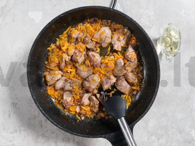 Vištienos kepenėlės su svogūnais ir morkomis Žingsnis 4