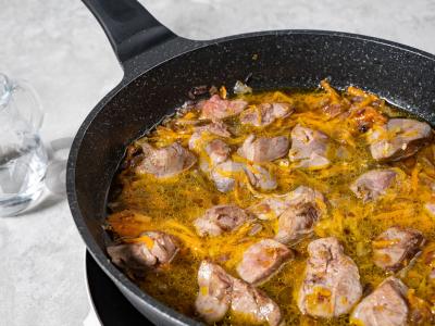 Vištienos kepenėlės su svogūnais ir morkomis Žingsnis 6