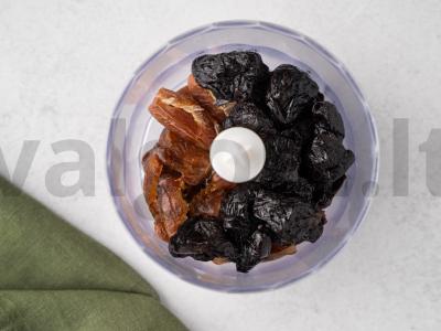 Dattelinių ir slyvų brownies Žingsnis 2