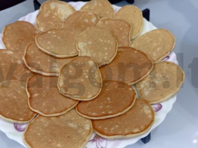 Bananų blynai pusryčiams pagrindine nuotrauka