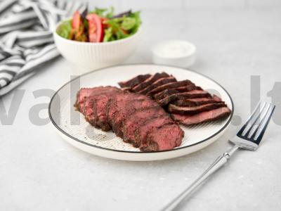 Jautienos bifšteksas keptuvėje pagrindine nuotrauka