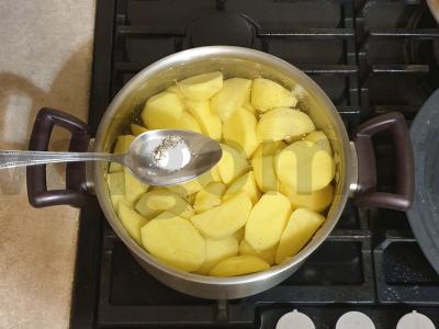 Švelnus bulvių piurė su lydytu sūriu Žingsnis 3