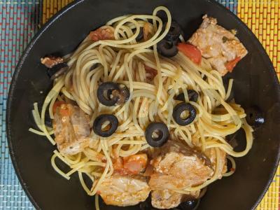 Makaronai su tunu ir alyvuogėmis pagrindine nuotrauka