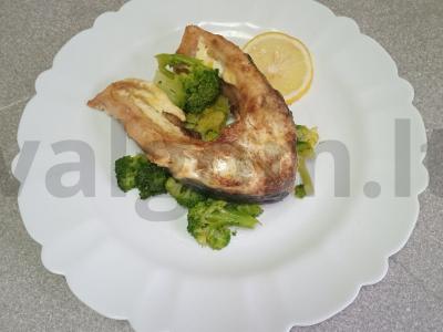 Karpių steikas, keptas su brokoliais pagrindine nuotrauka