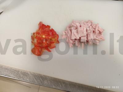 Omletas su kumpiu ir pomidorais pusryčiams Žingsnis 2