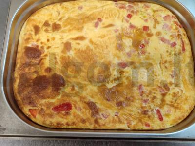 Omletas su kumpiu ir pomidorais pusryčiams pagrindine nuotrauka