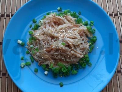 Kepta vermišelė su terijaki padažu, žaliu svogūnu ir sezamu pagrindine nuotrauka