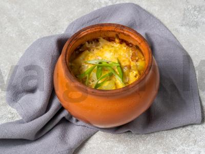 Bulvės su kiauliena puoduose pagrindine nuotrauka