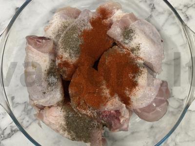 Vištienos šlaunelės grietinės apsuptyje Žingsnis 1