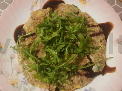 Grikių blynas su rukola ir balzaminiu padažu pagrindine nuotrauka