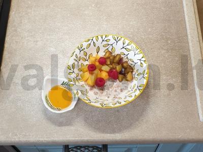 Jogurtas su vaisiais ir muesli pagrindine nuotrauka