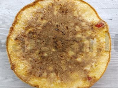 Sūrio paplotėlis su vyšniniais pomidorais pagrindine nuotrauka