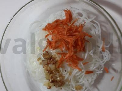 Salotas „Džiaugsmas“ su funčozomis ir vištiena Žingsnis 2