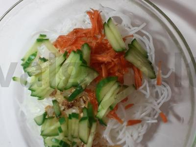 Salotas „Džiaugsmas“ su funčozomis ir vištiena Žingsnis 3