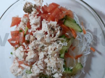 Salotas „Džiaugsmas“ su funčozomis ir vištiena Žingsnis 5