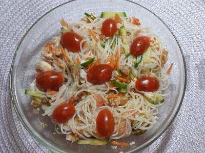 Salotas „Džiaugsmas“ su funčozomis ir vištiena pagrindine nuotrauka