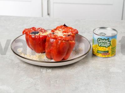 Kepti pipirai su daržovėmis ir ryžiais pagrindine nuotrauka