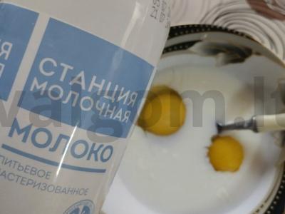 Švelnus omletas su pienu ir baltarusiu šonine Žingsnis 3