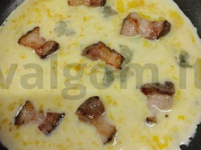 Švelnus omletas su pienu ir baltarusiu šonine Žingsnis 4