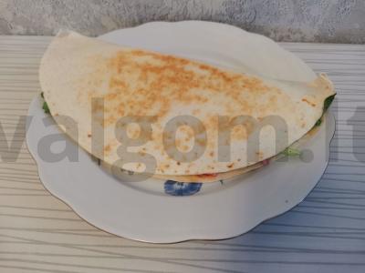 Tortilija su rūkyta šonine ir daržovėmis pagrindine nuotrauka