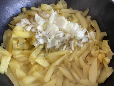 Kepta bulvytė su miško voveraitėmis ir svogūnais Žingsnis 3