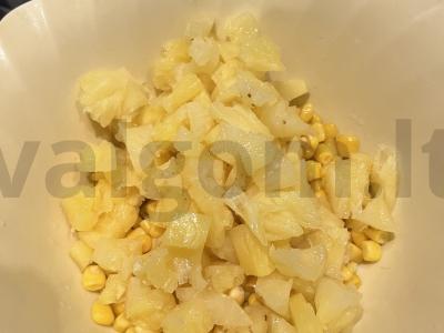 Salotos su vištiena, ananasais ir kukurūzais Žingsnis 4