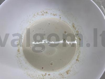 Pica su rūkytomis dešromis ir marinuotais agurkais Žingsnis 1