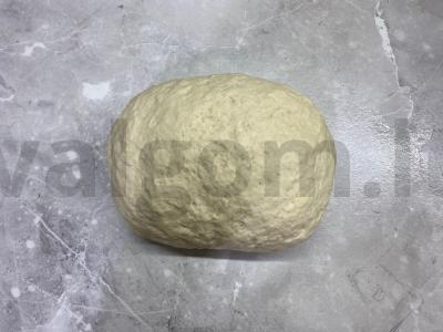 Pica su rūkytomis dešromis ir marinuotais agurkais Žingsnis 2