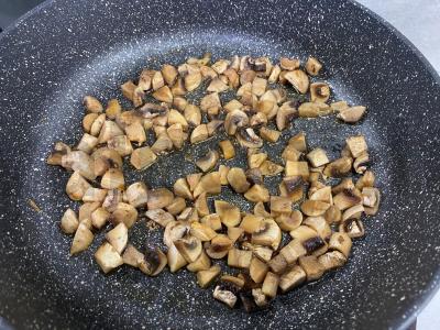 Pica su rūkytomis dešromis ir marinuotais agurkais Žingsnis 3