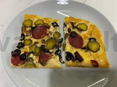 Pica su rūkytomis dešromis ir marinuotais agurkais pagrindine nuotrauka