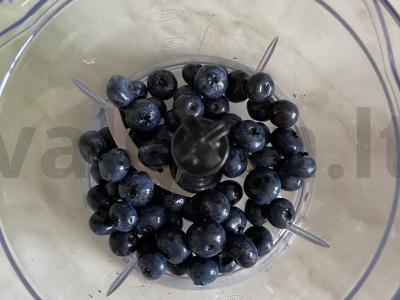 Banano, mėlynių ir džiovintų slyvų kokteilis su mėtų gaiva Žingsnis 1