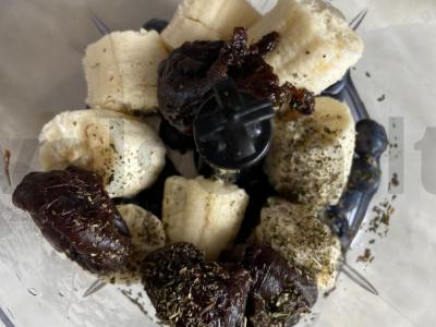 Banano, mėlynių ir džiovintų slyvų kokteilis su mėtų gaiva Žingsnis 4