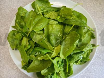 Salotos su kalmarais, putpelių kiaušiniais, grūdėta garstyčia ir sausainiais Žingsnis 1