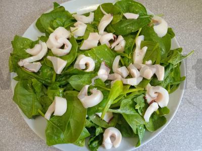 Salotos su kalmarais, putpelių kiaušiniais, grūdėta garstyčia ir sausainiais Žingsnis 2