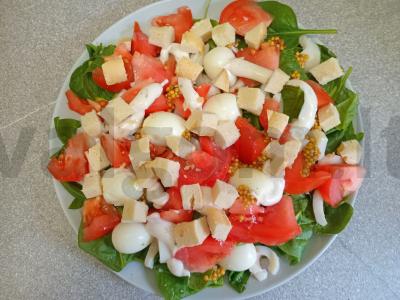 Salotos su kalmarais, putpelių kiaušiniais, grūdėta garstyčia ir sausainiais pagrindine nuotrauka