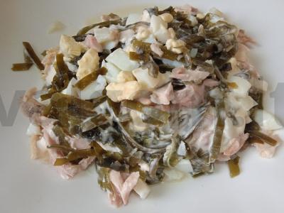 Jūros dumblių ir vištienos salotos pagrindine nuotrauka