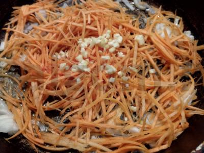 Asparagų, dešros ir žirnių salotos Žingsnis 2