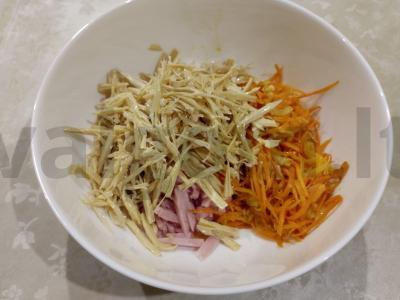 Asparagų, dešros ir žirnių salotos Žingsnis 4