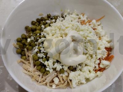 Asparagų, dešros ir žirnių salotos Žingsnis 6