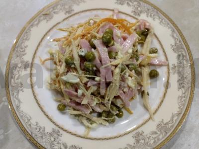 Asparagų, dešros ir žirnių salotos pagrindine nuotrauka