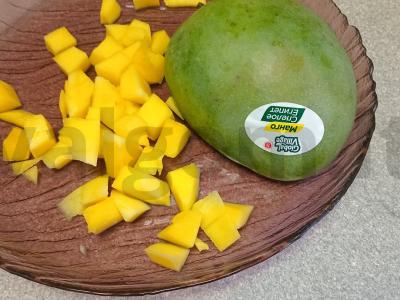 Mango, mėlynių ir plakto grietinėlės desertas Žingsnis 1