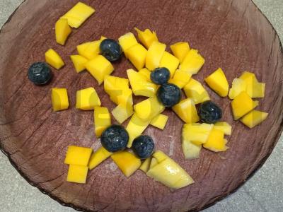 Mango, mėlynių ir plakto grietinėlės desertas Žingsnis 2