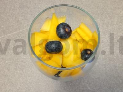 Mango, mėlynių ir plakto grietinėlės desertas Žingsnis 3