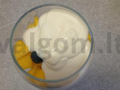 Mango, mėlynių ir plakto grietinėlės desertas Žingsnis 5