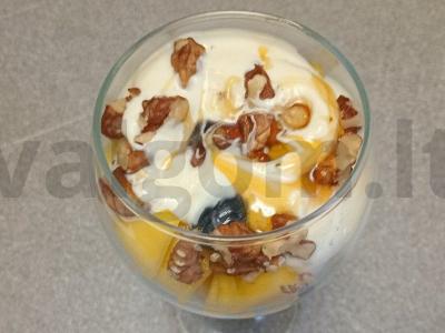 Mango, mėlynių ir plakto grietinėlės desertas pagrindine nuotrauka