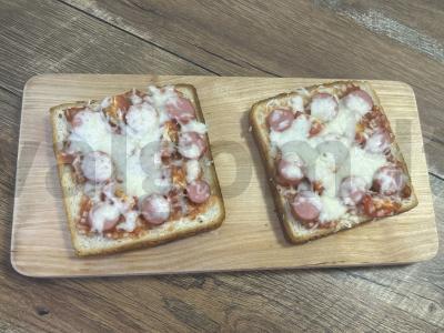 Picos-tostai su dešrelėmis ir mocarela pagrindine nuotrauka