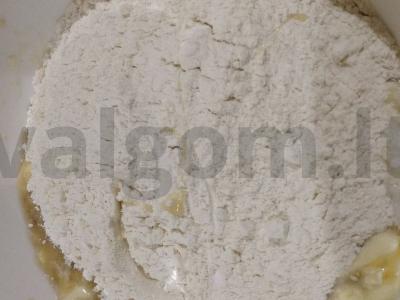 Švelnus kvapnus bananų keksiukas Žingsnis 4