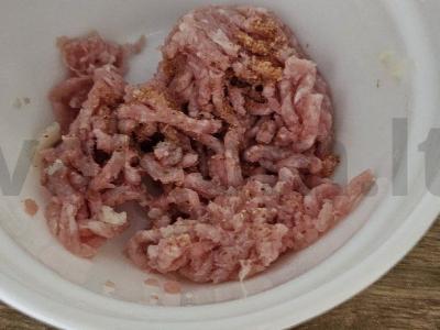 Mėsos faršo kotletas su pipirais Žingsnis 1
